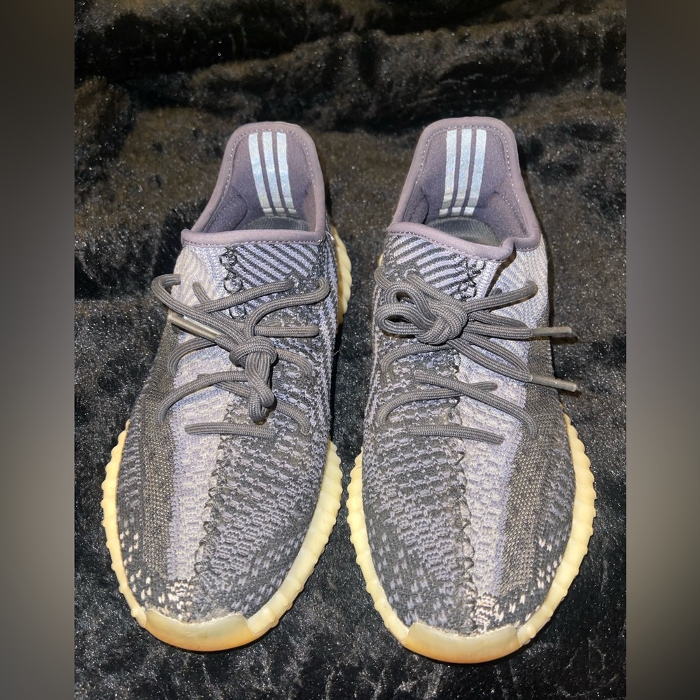 Yeezy Boost 350 V2 Carbon